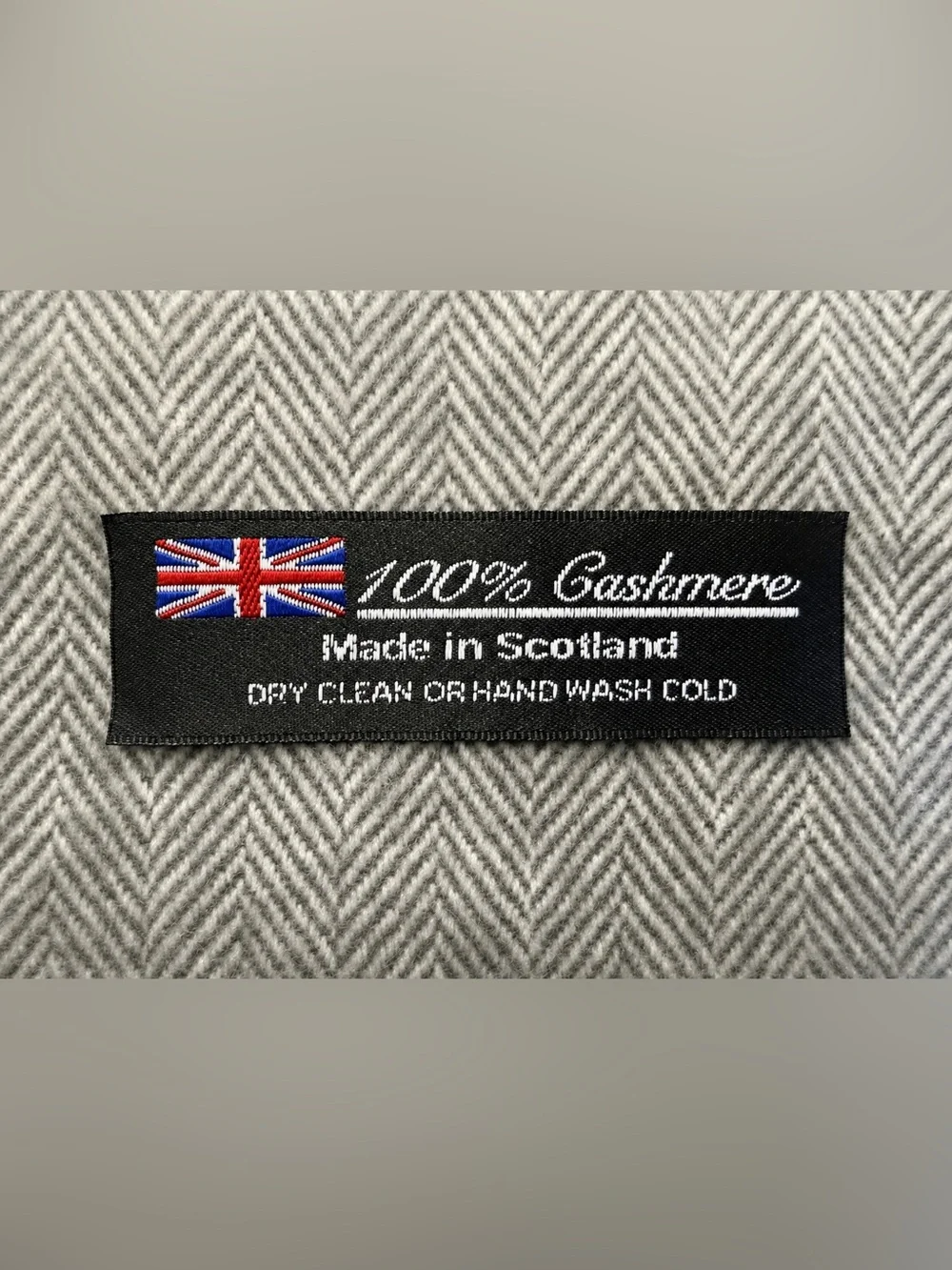 Luxury 100% Cashmere Scarf Made in Scotland Gray Herringbone Fringe Classic OS
